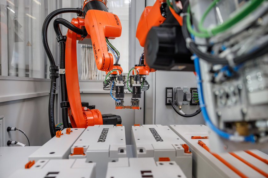 KUKA: KR CYBERTECH steckt Modulverbinder für Hochvoltbatteriepacks